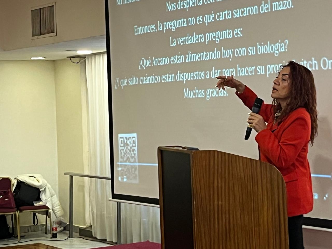 Marcela Almazán dando una charla sobre los arcanos y el Switch On