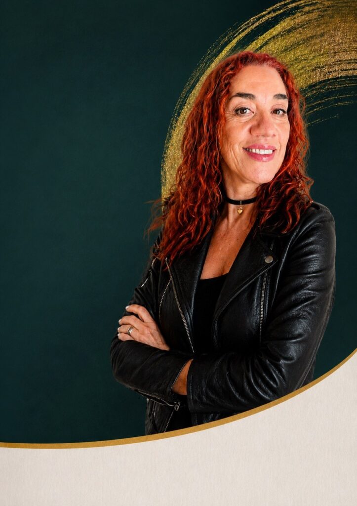 Marcela Almazán, terapeuta transpersonal, en su consultorio